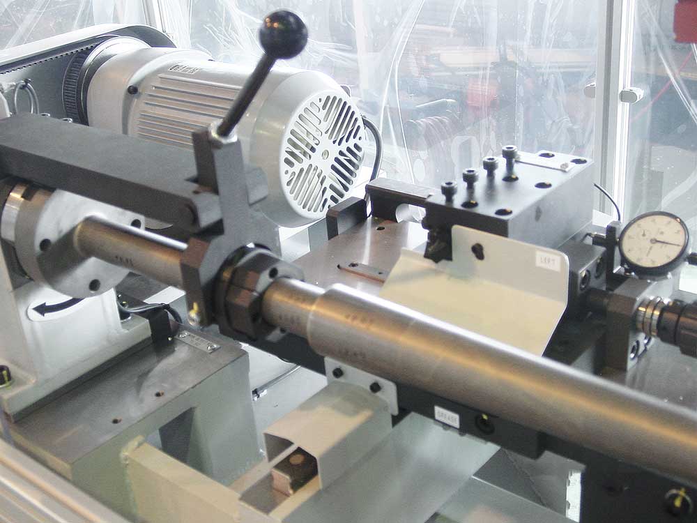 サックス 主管 旋盤加工式 正寸切機内部