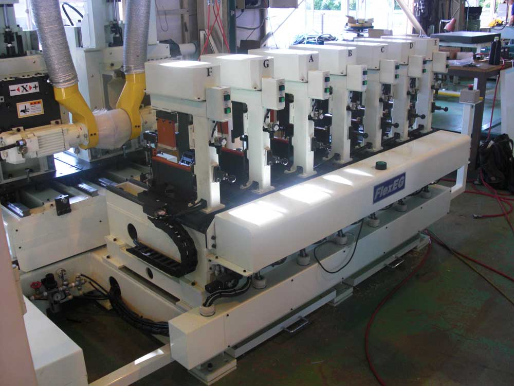 電子ピアノ鍵盤 側面フライス加工機正面