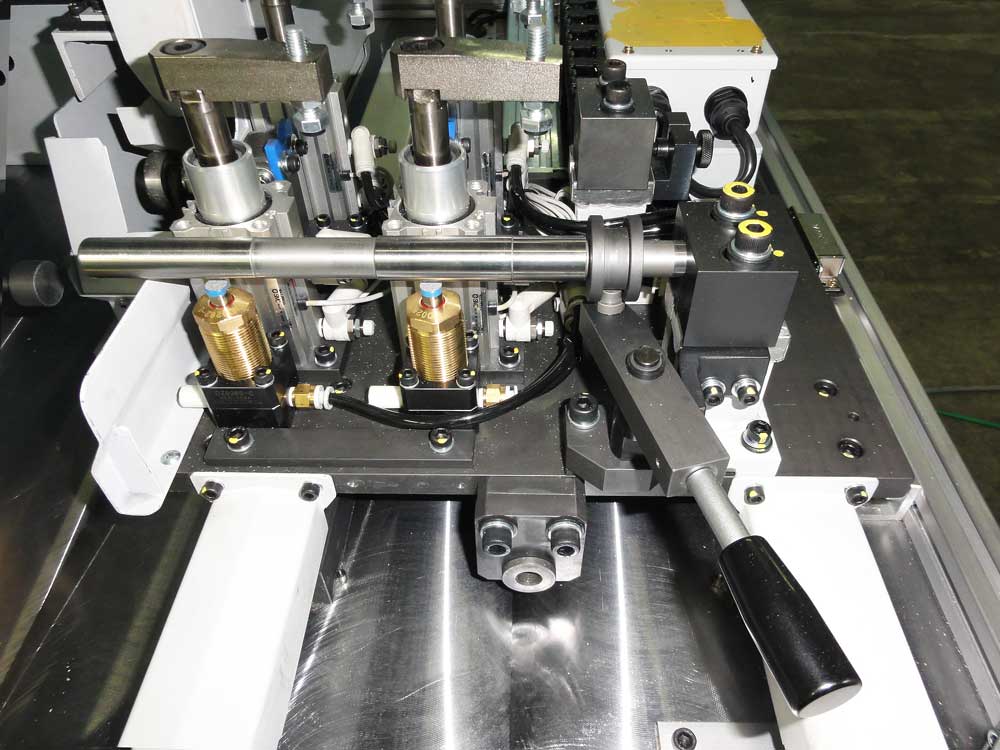 電子ピアノ鍵盤 側面フライス加工機 接写