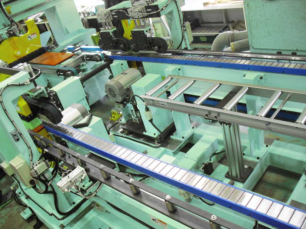 住宅室内階段踏板基材 幅・長さ決め テノーナ―式正寸切断加工機本体