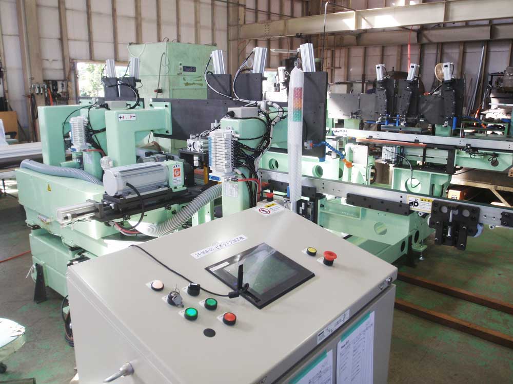 クローゼット扉の折れ戸回転中心の穴明加工機械