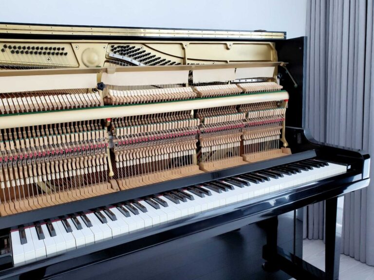 開いた状態のアップライトピアノ