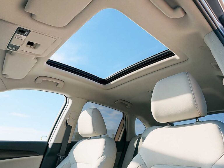 サンルーフのある車内部